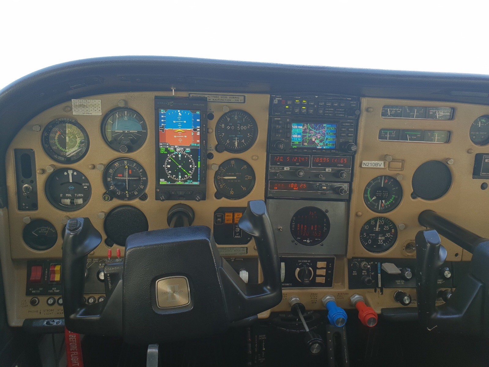 Flugzeug Cessna Centurion Cockpit